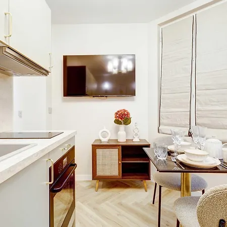 De Charme With Ac Pres De Republique Apartamento